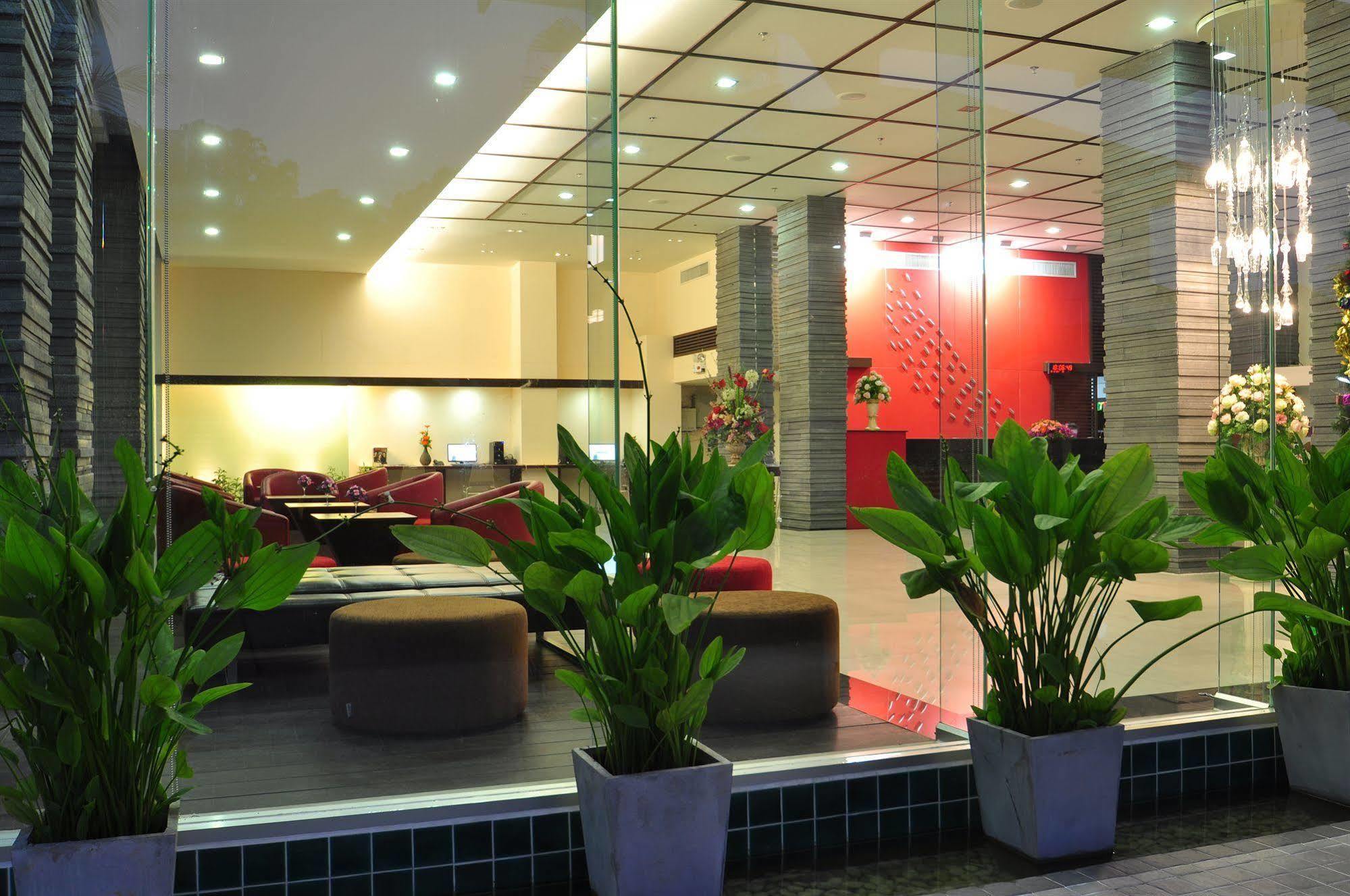Mayflower Grande Hotel Chiang Mai Zewnętrze zdjęcie